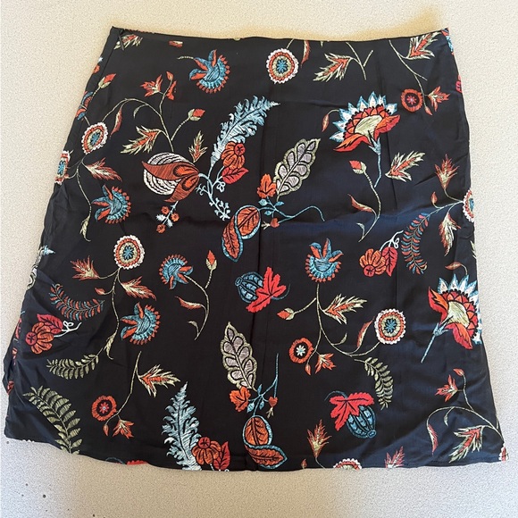 Mini skirt with flower fabric and decorative part - Picture 2 of 6